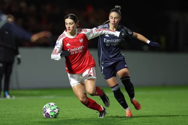 Arsenal v Real Madrid Women 19 November 2025, Boreham Wood - UEFA Women™s Champions League - Arsenal v Real Madrid Women - Emily Fox of Arsenal and Athenea of Real Madrid - Photo: Charlotte Wilson Offside. Boreham Wood UK Copyright: xCharlottexWilsonx xOffsidexOffside