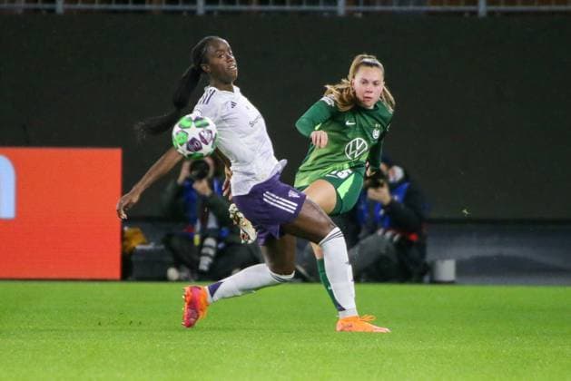19.11.2025, xgrfx, Fussball UEFA WomenÂ s Champions League, VfL Wolfsburg - Manchester United, ManU v.l. Melvine Malard (Manchester United), Janou Levels (VfL Wolfsburg) (DFL DFB REGULATIONS PROHIBIT ANY USE OF PHOTOGRAPHS as IMAGE SEQUENCES and or QUASI-VIDEO) Wolfsburg