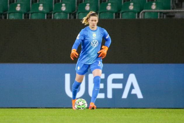 19.11.2025, xgrfx, Fussball UEFA WomenÂ s Champions League, VfL Wolfsburg - Manchester United, ManU v.l. Stina Johannes (VfL Wolfsburg) (DFL DFB REGULATIONS PROHIBIT ANY USE OF PHOTOGRAPHS as IMAGE SEQUENCES and or QUASI-VIDEO) Wolfsburg