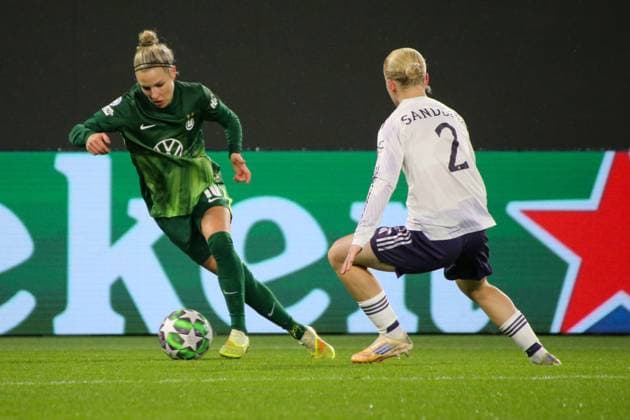 19.11.2025, xgrfx, Fussball UEFA WomenÂ s Champions League, VfL Wolfsburg - Manchester United, ManU v.l. Svenja Huth (VfL Wolfsburg), Anna Sandberg (Manchester United) (DFL DFB REGULATIONS PROHIBIT ANY USE OF PHOTOGRAPHS as IMAGE SEQUENCES and or QUASI-VIDEO) Wolfsburg