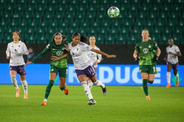 19.11.2025, xgrfx, Fussball UEFA WomenÂ s Champions League, VfL Wolfsburg - Manchester United, ManU v.l. Kessya Bussy (VfL Wolfsburg), Jayde Riviere (Manchester United) (DFL DFB REGULATIONS PROHIBIT ANY USE OF PHOTOGRAPHS as IMAGE SEQUENCES and or QUASI-VIDEO) Wolfsburg