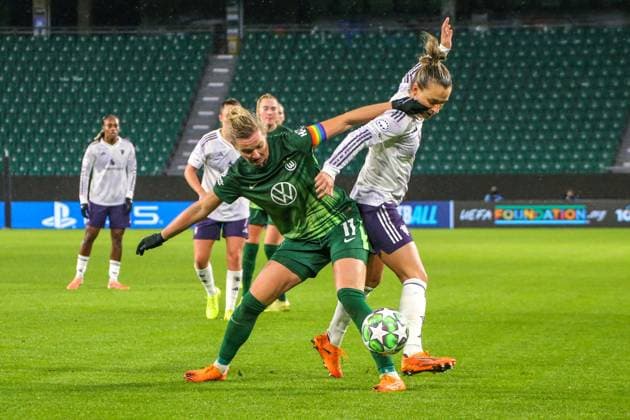 Sport Bilder des Tages 19.11.2025, xgrfx, Fussball UEFA WomenÂ s Champions League, VfL Wolfsburg - Manchester United, ManU v.l. Alexandra Popp (VfL Wolfsburg), Julia Zigiotti (Manchester United) (DFL DFB REGULATIONS PROHIBIT ANY USE OF PHOTOGRAPHS as IMAGE SEQUENCES and or QUASI-VIDEO) Wolfsburg
