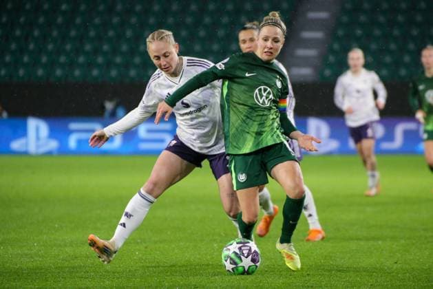 19.11.2025, xgrfx, Fussball UEFA WomenÂ s Champions League, VfL Wolfsburg - Manchester United, ManU v.l. Leah Galton (Manchester United), Svenja Huth (VfL Wolfsburg) (DFL DFB REGULATIONS PROHIBIT ANY USE OF PHOTOGRAPHS as IMAGE SEQUENCES and or QUASI-VIDEO) Wolfsburg