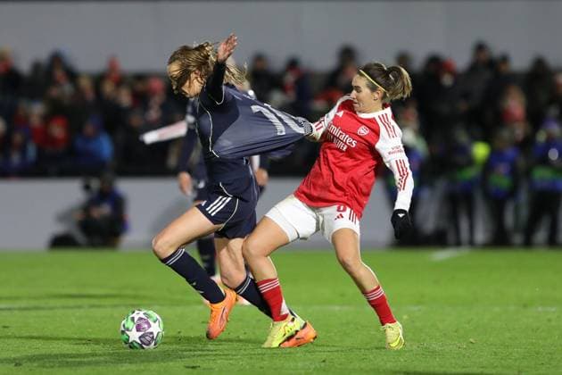 Mariona Caldentey of Arsenal Women challenges Caroline Weir of Real Madrid Femenino for the ball during the UEFA Women s Champions League match between Arsenal Women and Real Madrid Femenino at Meadow Park, London, England on 19 November 2025. Copyright: xJoshuaxSmithx 44300025