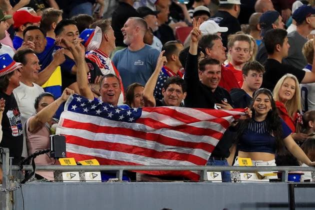 TAMPA, FL - NOVEMBER 18: A group of USA fans show support for Team USA during the International Friendly, Länderspiel, Nationalmannschaft match between the Uruguay Men s national team, Nationalteam and the United States of America Men s national team on November 18, 2025 at Raymond James Stadium in Tampa, Florida. (Photo by Cliff Welch Icon Sportswire) SOCCER: NOV 18 USA vs Uruguay EDITORIAL USE ONLY Icon357251118019