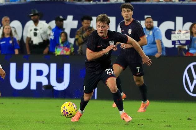 TAMPA, FL - NOVEMBER 18: USA s Midfielder Aidan Morris (23) controls the ball during the International Friendly, Länderspiel, Nationalmannschaft match between the Uruguay Men s national team, Nationalteam and the United States of America Men s national team on November 18, 2025 at Raymond James Stadium in Tampa, Florida. (Photo by Cliff Welch Icon Sportswire) SOCCER: NOV 18 USA vs Uruguay EDITORIAL USE ONLY Icon357251118031