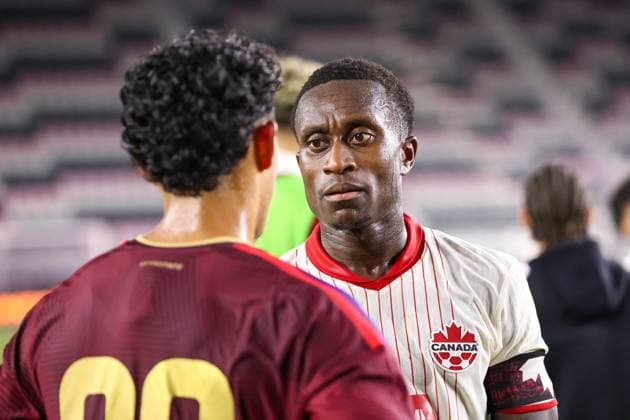 FORT LAUDERDALE - NOVEMBER 18: Canada defender Richie Laryea (22) and Venezuela defender Ronald Hernandez (20) speak together at the end of an International Friendly, Länderspiel, Nationalmannschaft soccer match between Canada and Venezuela at Chase Stadium in Fort Lauderdale, Florida, on November 18, 2025. (Photo by Chris Arjoon Icon Sportswire) SOCCER: NOV 18 Canada vs Venezuela EDITORIAL USE ONLY Icon25111800155