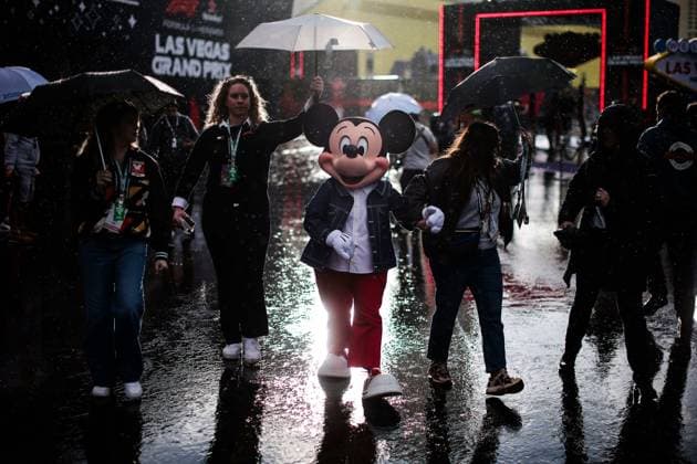 Sport Bilder des Tages F1 - LAS VEGAS GRAND PRIX 2025 Mickey Mouse, portrait during the 2025 Formula 1 Las Vegas Grand Prix, 22th round of the 2025 FIA Formula One World Championship, WM, Weltmeisterschaft from November 21 to 23, 2025 on the Las Vegas Strip Circuit, in Paradise, Nevada, United States of America - ParadiseUnited States  Copyright: xEricxAlonsox