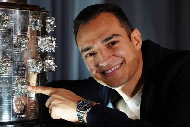 Sport Bilder des Tages INDIANAPOLIS, IN - NOV 19: 2025 Indy 500 winner Alex Palou points to his sculptured likeness on the Borg Warner Trophy during an unveiling ceremony which showed the latest winner™s face added to the Borg Warner Trophy on November 19, 2025 at Commission Row restaurant in Indianapolis, Indiana. (Photo by Brian Spurlock Icon Sportswire) AUTO: NOV 19 Indy 500 Winner Trophy Ceremony EDITORIAL USE ONLY Icon2511195002