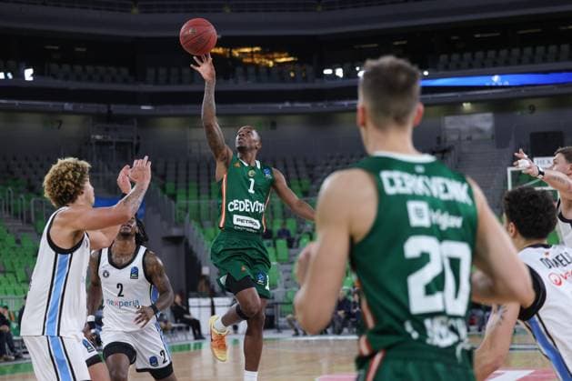 (251120) -- LJUBLJANA, Nov. 20, 2025 -- Umoja Gibson (top) of Cedevita Olimpija Ljubljana shoots during the BKT Eurocup 2025 26 match between Cedevita Olimpija Ljubljana and Veolia Towers Hamburg in Ljubljana, Slovenia, Nov. 19, 2025. (Photo by Xinhua) (SP)SLOVENIA-LJUBLJANA-BASKETBALL-BKT EUROCUP-CEDEVITA OLIMPIJA LJUBLJANA VS VEOLIA TOWERS HAMBURG ZeljkoxStevanic 