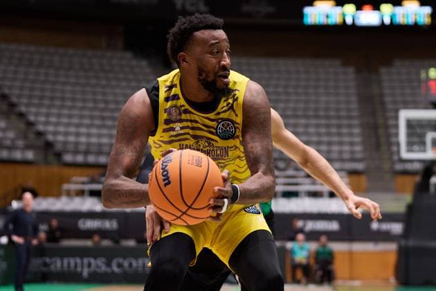 November 19, 2025, Badalona, Barcelona, Spain: Jordan McRae of Hapoel Netanel Holon in action during the Basketball Champions League season X game between Joventut Badalona and Hapoel Netanel Holon at Palau Olimpic de Badalona on November 19, 2025 in Badalona, Spain. Badalona Spain - ZUMAr232 20251119_zsp_r232_017 Copyright: xDavidxRamirezx