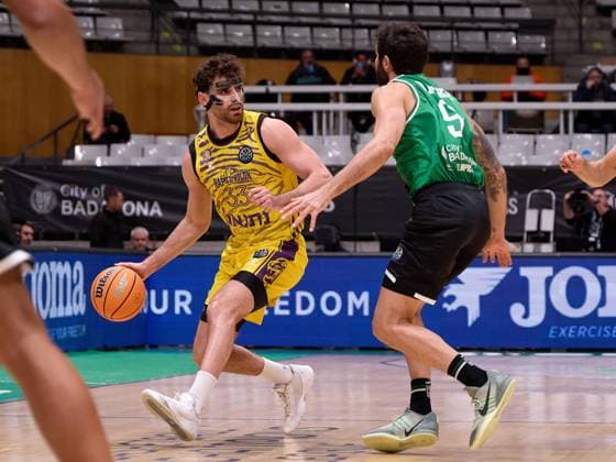 November 19, 2025, Badalona, Barcelona, Spain: Yair Kravits of Hapoel Netanel Holon in action with Ricky Rubio of Joventut Badalona during the Basketball Champions League season X game between Joventut Badalona and Hapoel Netanel Holon at Palau Olimpic de Badalona on November 19, 2025 in Badalona, Spain. Badalona Spain - ZUMAr232 20251119_zsp_r232_026 Copyright: xDavidxRamirezx