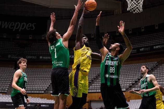 November 19, 2025, Badalona, Barcelona, Spain: Nysier Brooks of Hapoel Netanel Holon in action during the Basketball Champions League season X game between Joventut Badalona and Hapoel Netanel Holon at Palau Olimpic de Badalona on November 19, 2025 in Badalona, Spain. Badalona Spain - ZUMAr232 20251119_zsp_r232_027 Copyright: xDavidxRamirezx