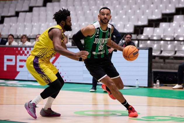 November 19, 2025, Badalona, Barcelona, Spain: Adam Hanga of Joventut Badalona in action with Derrick Walton Jr of Hapoel Netanel Holon during the Basketball Champions League season X game between Joventut Badalona and Hapoel Netanel Holon at Palau Olimpic de Badalona on November 19, 2025 in Badalona, Spain. Badalona Spain - ZUMAr232 20251119_zsp_r232_035 Copyright: xDavidxRamirezx