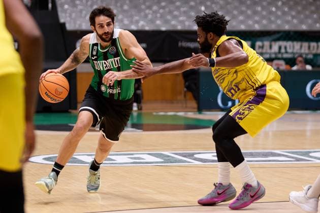 November 19, 2025, Badalona, Barcelona, Spain: Ricky Rubio of Joventut Badalona in action with Derrick Walton Jr of Hapoel Netanel Holon during the Basketball Champions League season X game between Joventut Badalona and Hapoel Netanel Holon at Palau Olimpic de Badalona on November 19, 2025 in Badalona, Spain. Badalona Spain - ZUMAr232 20251119_zsp_r232_042 Copyright: xDavidxRamirezx