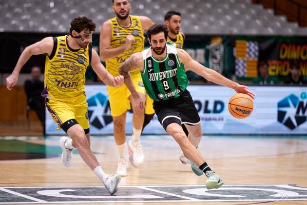 Sport Bilder des Tages November 19, 2025, Badalona, Barcelona, Spain: Ricky Rubio of Joventut Badalona in action with Yair Kravits of Hapoel Netanel Holon during the Basketball Champions League season X game between Joventut Badalona and Hapoel Netanel Holon at Palau Olimpic de Badalona on November 19, 2025 in Badalona, Spain. Badalona Spain - ZUMAr232 20251119_zsp_r232_043 Copyright: xDavidxRamirezx