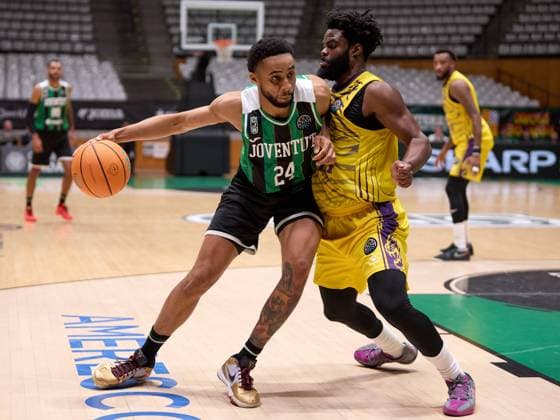 November 19, 2025, Badalona, Barcelona, Spain: Cameron Hunt of Joventut Badalona in action with Derrick Walton Jr of Hapoel Netanel Holon during the Basketball Champions League season X game between Joventut Badalona and Hapoel Netanel Holon at Palau Olimpic de Badalona on November 19, 2025 in Badalona, Spain. Badalona Spain - ZUMAr232 20251119_zsp_r232_047 Copyright: xDavidxRamirezx