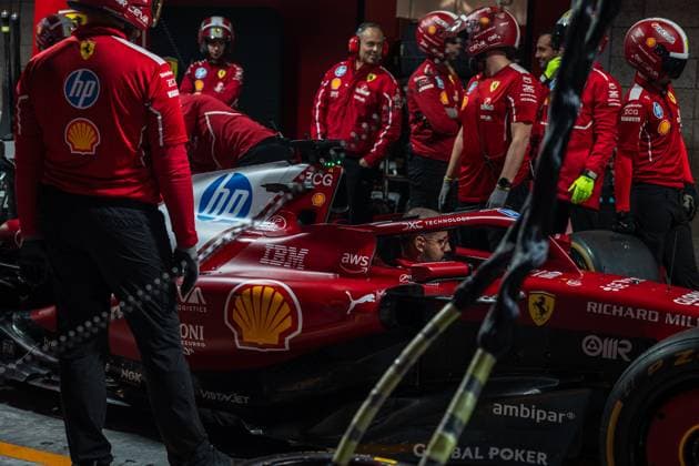 Formula 1 Heineken Las Vegas Grand Prix 2025 Thomas Cerato OVERTAKE MAXPPP - Las Vegas 20 11 2025 garage, box Scuderia Ferrari HP tyre exercice with mechanics at the Formula 1 Heineken Las Vegas Grand Prix 2025, the 22nd round of the 2025 FIA Formula 1 World Championship, WM, Weltmeisterschaft held on the Las Vegas Strip Circuit in Las Vegas, Nevada, United States, from 19 to 22 November 2025. Las Vegas Las Vegas Strip Circuit United States  Copyright: xOVERTAKE MAXPPPxThomasxCeratox OVT202511206222 OVT202511206222