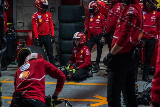 Formula 1 Heineken Las Vegas Grand Prix 2025 Thomas Cerato OVERTAKE MAXPPP - Las Vegas 20 11 2025 Scuderia Ferrari HP mechanics at the Formula 1 Heineken Las Vegas Grand Prix 2025, the 22nd round of the 2025 FIA Formula 1 World Championship, WM, Weltmeisterschaft held on the Las Vegas Strip Circuit in Las Vegas, Nevada, United States, from 19 to 22 November 2025. Las Vegas Las Vegas Strip Circuit United States  Copyright: xOVERTAKE MAXPPPxThomasxCeratox OVT202511206224 OVT202511206224