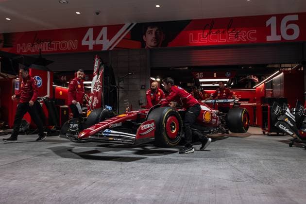 Formula 1 Heineken Las Vegas Grand Prix 2025 Thomas Cerato OVERTAKE MAXPPP - Las Vegas 20 11 2025 garage, box Scuderia Ferrari HP tyre exercice with mechanics at the Formula 1 Heineken Las Vegas Grand Prix 2025, the 22nd round of the 2025 FIA Formula 1 World Championship, WM, Weltmeisterschaft held on the Las Vegas Strip Circuit in Las Vegas, Nevada, United States, from 19 to 22 November 2025. Las Vegas Las Vegas Strip Circuit United States  Copyright: xOVERTAKE MAXPPPxThomasxCeratox OVT202511206225 OVT202511206225