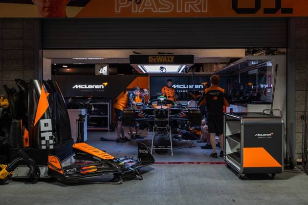 Formula 1 Heineken Las Vegas Grand Prix 2025 Thomas Cerato OVERTAKE MAXPPP - Las Vegas 20 11 2025 garage, box McLaren F1 Team with mechanics working on the car at the Formula 1 Heineken Las Vegas Grand Prix 2025, the 22nd round of the 2025 FIA Formula 1 World Championship, WM, Weltmeisterschaft held on the Las Vegas Strip Circuit in Las Vegas, Nevada, United States, from 19 to 22 November 2025. Las Vegas Las Vegas Strip Circuit United States  Copyright: xOVERTAKE MAXPPPxThomasxCeratox OVT202511206226 OVT202511206226