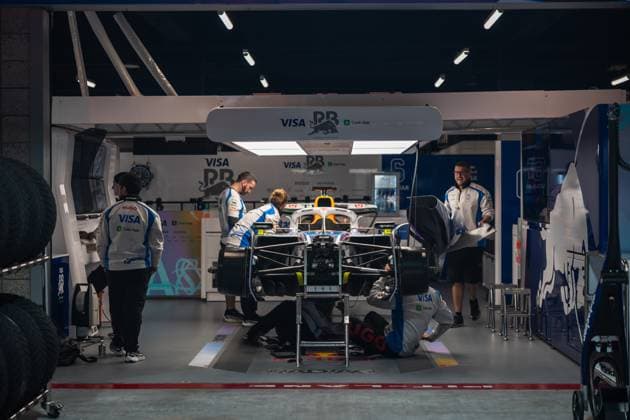 Formula 1 Heineken Las Vegas Grand Prix 2025 Thomas Cerato OVERTAKE MAXPPP - Las Vegas 20 11 2025 garage, box Visa Cash APP Racing Bulls with mechanics working on the car at the Formula 1 Heineken Las Vegas Grand Prix 2025, the 22nd round of the 2025 FIA Formula 1 World Championship, WM, Weltmeisterschaft held on the Las Vegas Strip Circuit in Las Vegas, Nevada, United States, from 19 to 22 November 2025. Las Vegas Las Vegas Strip Circuit United States  Copyright: xOVERTAKE MAXPPPxThomasxCeratox OVT202511206240 OVT202511206240