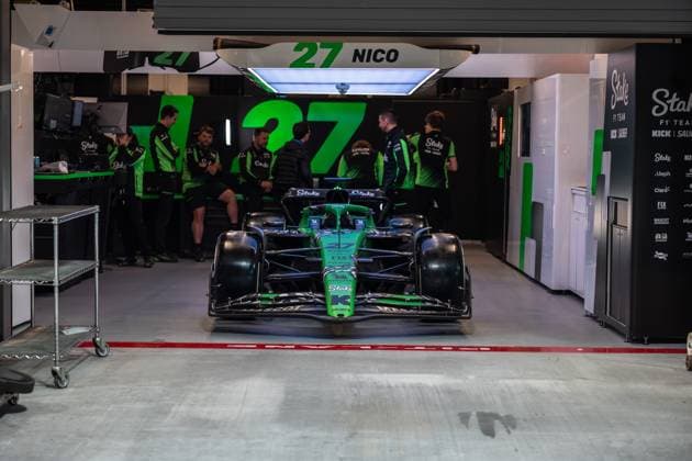 Formula 1 Heineken Las Vegas Grand Prix 2025 Thomas Cerato OVERTAKE MAXPPP - Las Vegas 20 11 2025 garage, box Stake F1 Team Kick Sauber with mechanics working on the car at the Formula 1 Heineken Las Vegas Grand Prix 2025, the 22nd round of the 2025 FIA Formula 1 World Championship, WM, Weltmeisterschaft held on the Las Vegas Strip Circuit in Las Vegas, Nevada, United States, from 19 to 22 November 2025. Las Vegas Las Vegas Strip Circuit United States  Copyright: xOVERTAKE MAXPPPxThomasxCeratox OVT202511206243 OVT202511206243