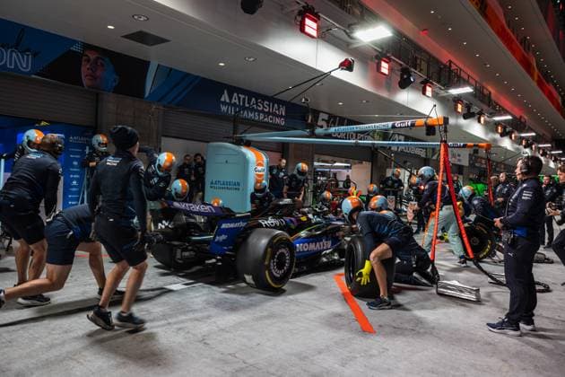 Formula 1 Heineken Las Vegas Grand Prix 2025 Thomas Cerato OVERTAKE MAXPPP - Las Vegas 20 11 2025 Atlassian Williams Racing garage, box tyre exercise with mechanics at the Formula 1 Heineken Las Vegas Grand Prix 2025, the 22nd round of the 2025 FIA Formula 1 World Championship, WM, Weltmeisterschaft held on the Las Vegas Strip Circuit in Las Vegas, Nevada, United States, from 19 to 22 November 2025. Las Vegas Las Vegas Strip Circuit United States  Copyright: xOVERTAKE MAXPPPxThomasxCeratox OVT202511206250 OVT202511206250