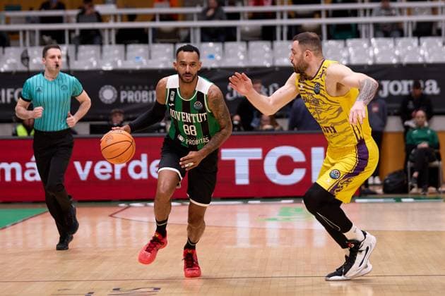 November 19, 2025, Badalona, Barcelona, Spain: Adam Hanga of Joventut Badalona in action with Netanel Artzi of Hapoel Netanel Holon during the Basketball Champions League season X game between Joventut Badalona and Hapoel Netanel Holon at Palau Olimpic de Badalona on November 19, 2025 in Badalona, Spain. Badalona Spain - ZUMAr232 20251119_zsp_r232_082 Copyright: xDavidxRamirezx