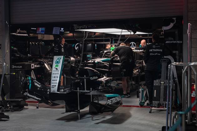 Formula 1 Heineken Las Vegas Grand Prix 2025 Thomas Cerato OVERTAKE MAXPPP - Las Vegas 20 11 2025 garage, box Mercedes-AMG PETRONAS F1 Team with mechanics at the Formula 1 Heineken Las Vegas Grand Prix 2025, the 22nd round of the 2025 FIA Formula 1 World Championship, WM, Weltmeisterschaft held on the Las Vegas Strip Circuit in Las Vegas, Nevada, United States, from 19 to 22 November 2025. Las Vegas Las Vegas Strip Circuit United States  Copyright: xOVERTAKE MAXPPPxThomasxCeratox OVT202511206259 OVT202511206259