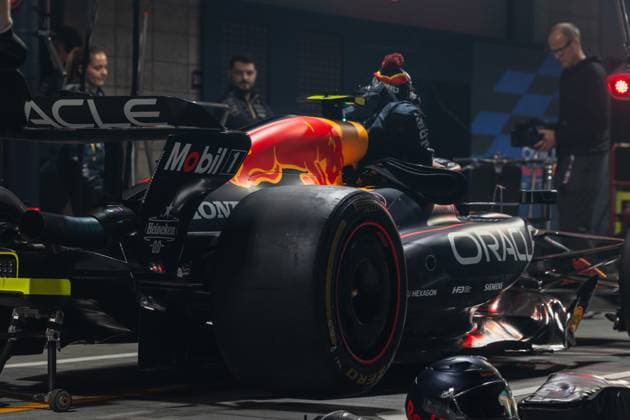 Formula 1 Heineken Las Vegas Grand Prix 2025 Thomas Cerato OVERTAKE MAXPPP - Las Vegas 20 11 2025 Red Bull Racing garage, box tyre exercice at the Formula 1 Heineken Las Vegas Grand Prix 2025, the 22nd round of the 2025 FIA Formula 1 World Championship, WM, Weltmeisterschaft held on the Las Vegas Strip Circuit in Las Vegas, Nevada, United States, from 19 to 22 November 2025. Las Vegas Las Vegas Strip Circuit United States  Copyright: xOVERTAKE MAXPPPxThomasxCeratox OVT202511206262 OVT202511206262