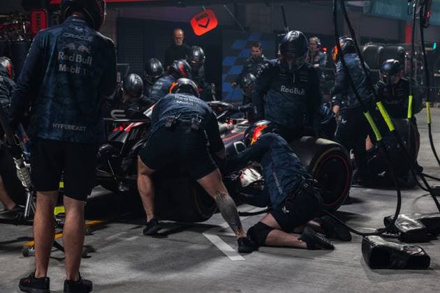 Formula 1 Heineken Las Vegas Grand Prix 2025 Thomas Cerato OVERTAKE MAXPPP - Las Vegas 20 11 2025 Red Bull Racing garage, box tyre exercice with mechanics at the Formula 1 Heineken Las Vegas Grand Prix 2025, the 22nd round of the 2025 FIA Formula 1 World Championship, WM, Weltmeisterschaft held on the Las Vegas Strip Circuit in Las Vegas, Nevada, United States, from 19 to 22 November 2025. Las Vegas Las Vegas Strip Circuit United States  Copyright: xOVERTAKE MAXPPPxThomasxCeratox OVT202511206263 OVT202511206263