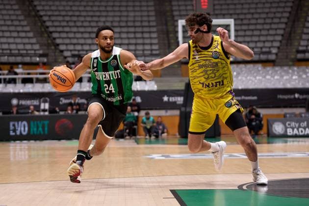 November 19, 2025, Badalona, Barcelona, Spain: Cameron Hunt of Joventut Badalona in action with Yair Kravits of Hapoel Netanel Holon during the Basketball Champions League season X game between Joventut Badalona and Hapoel Netanel Holon at Palau Olimpic de Badalona on November 19, 2025 in Badalona, Spain. Badalona Spain - ZUMAr232 20251119_zsp_r232_096 Copyright: xDavidxRamirezx