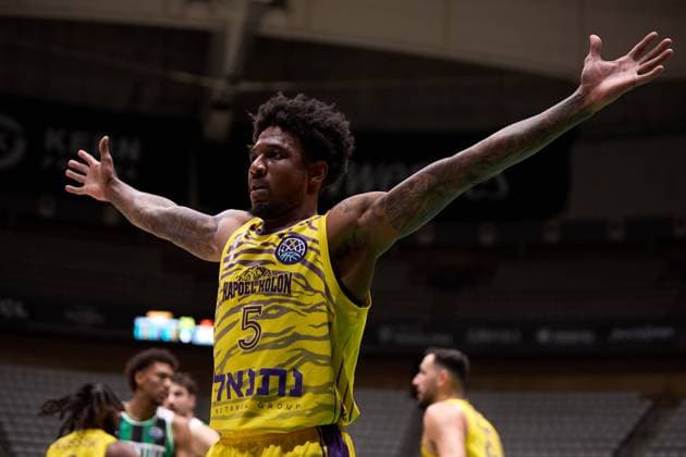 November 19, 2025, Badalona, Barcelona, Spain: Xavier Munford of Hapoel Netanel Holon during the Basketball Champions League season X game between Joventut Badalona and Hapoel Netanel Holon at Palau Olimpic de Badalona on November 19, 2025 in Badalona, Spain. Badalona Spain - ZUMAr232 20251119_zsp_r232_102 Copyright: xDavidxRamirezx