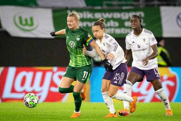 Wolfsburg v Manchester United, ManU Women, UEFA Women s Champions League, Wolfsburg, Germany Wolfsburg, Germany. 19th, November 2025. Alexandra Popp (11) of Wolfsburg and Julia Zigiotti Olme (18) of Manchester United seen during the UEFA Women™s Champions League match between Wolfsburg and Manchester United at the Volkswagen Arena in Wolfsburg. Germany, Wolfsburg, Volkswagen Arena  Copyright: xGonzalesxPhoto InakixEsnaolax