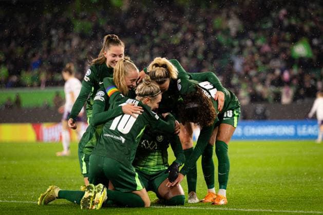Wolfsburg v Manchester United, ManU Women, UEFA Women s Champions League, Wolfsburg, Germany Wolfsburg, Germany. 19th, November 2025. The players of Wolfsburg seen in goal celebration after Lineth Beerensteyn scores during the UEFA Women™s Champions League match between Wolfsburg and Manchester United at the Volkswagen Arena in Wolfsburg. Germany, Wolfsburg, Volkswagen Arena  Copyright: xGonzalesxPhoto InakixEsnaolax