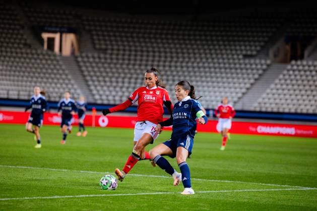 Carolina Amado of Benfica is challenged by Clara Mateo of Paris FC in action during the UEFA Womens Champions League game between Paris FC and SL Benfica at Stade Jean Bouin in Paris, France. Copyright: xPaulinexFIGUETx xSPPx Sportspressphoto_SPR64087