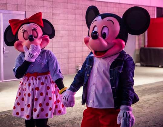 November 19 2025 Las Vegas NV, U.S.A. Mickey and Minnie mouse walking through the paddock area during the Formula 1 Heineken Las Vegas Grand Prix in Las Vegas, NV CSM Las Vegas USA - ZUMAc04_ 20251119_zma_c04_294 Copyright: xThurmanxJamesx
