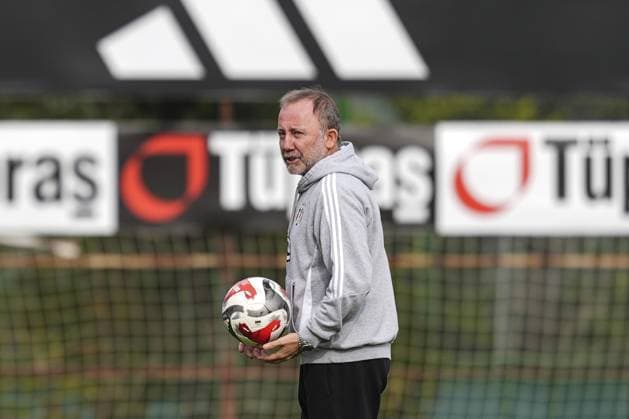 Ahead of Besiktas v Samsunspor - Turkish Super Lig ISTANBUL, TURKIYE - NOVEMBER 20: Head coach Sergen Yalcin leads the training session of Besiktas ahead of the Turkish Super Lig week 13 match between Besiktas and Samsunspor at the BJK Nevzat Demir Facilities in Istanbul, Turkiye on November 20, 2025. Agit Erdi Ulukaya Anadolu Istanbul Turkey. Editorial use only. Please get in touch for any other usage.  Copyright: x2025xAnadoluxAgitxErdixUlukayax