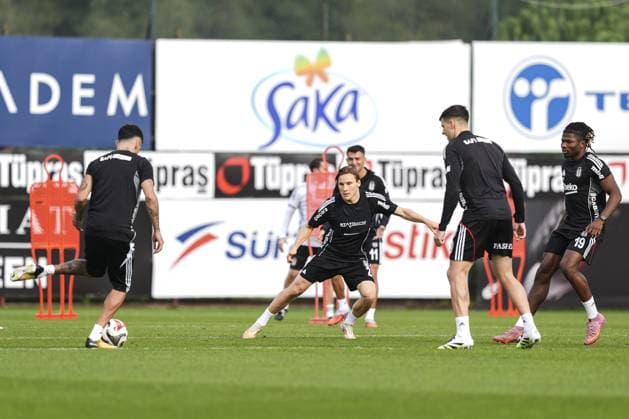 Ahead of Besiktas v Samsunspor - Turkish Super Lig ISTANBUL, TURKIYE - NOVEMBER 20: Jonas Svensson (C) of Besiktas attends the training session ahead of the Turkish Super Lig week 13 match between Besiktas and Samsunspor at the BJK Nevzat Demir Facilities in Istanbul, Turkiye on November 20, 2025. Agit Erdi Ulukaya Anadolu Istanbul Turkey. Editorial use only. Please get in touch for any other usage.  Copyright: x2025xAnadoluxAgitxErdixUlukayax