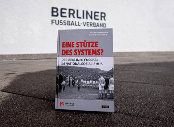 Fußball, Saison 2025 2026, Buchvorstellung: Eine Stütze des Systems? Der Berliner Fußball im Nationalsozialismus, im Bild: das Buch vor dem Logo des Berliner Fußball-Verbandes, 20.11. 2025, Copyright: xMatthiasxKochx