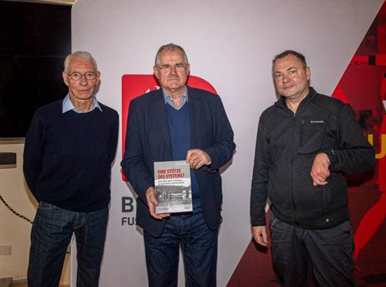 Fußball, Saison 2025 2026, Buchvorstellung: Eine Stütze des Systems? Der Berliner Fußball im Nationalsozialismus, im Bild: v. l. Daniel Küchenmeister (Historiker und Herausgeber), Präsident Bernd Schultz (Berliner Fußball-Verband), Dr. Thomas Schneider (Historiker und Herausgeber), 20.11. 2025, Copyright: xMatthiasxKochx