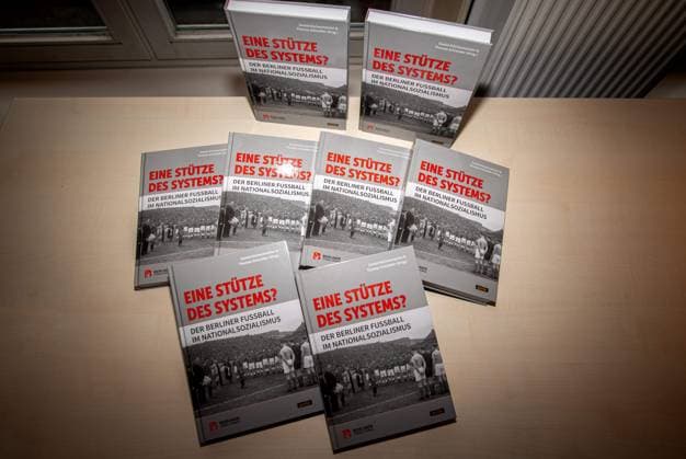 Fußball, Saison 2025 2026, Buchvorstellung: Eine Stütze des Systems? Der Berliner Fußball im Nationalsozialismus, im Bild: das Buch, 20.11. 2025, Copyright: xMatthiasxKochx