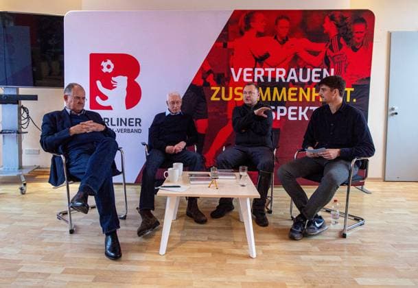 Fußball, Saison 2025 2026, Buchvorstellung: Eine Stütze des Systems? Der Berliner Fußball im Nationalsozialismus, im Bild: v. l. Präsident Bernd Schultz (Berliner Fußball-Verband), Daniel Küchenmeister (Historiker und Herausgeber), Dr. Thomas Schneider (Historiker und Herausgeber), Pressesprecher Janosch Franke (Berliner Fußball-Verband), 20.11. 2025, Copyright: xMatthiasxKochx