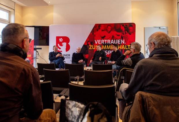 Fußball, Saison 2025 2026, Buchvorstellung: Eine Stütze des Systems? Der Berliner Fußball im Nationalsozialismus, im Bild: v. l. Präsident Bernd Schultz (Berliner Fußball-Verband), Daniel Küchenmeister (Historiker und Herausgeber), Dr. Thomas Schneider (Historiker und Herausgeber), Pressesprecher Janosch Franke (Berliner Fußball-Verband), 20.11. 2025, Copyright: xMatthiasxKochx