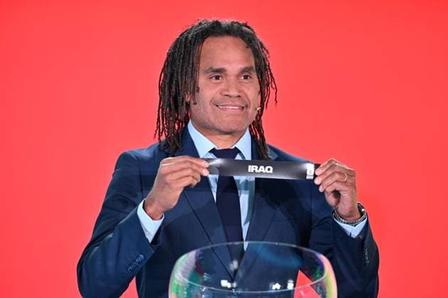 2026 FIFA World Cup, WM, Weltmeisterschaft, Fussball Play-Off Tournament draw ZURICH, SWITZERLAND - NOVEMBER 20: French former player Christian Karembeu shows the paper slip of Iraq during the 2026 FIFA World Cup Play-Off Tournament draw at the FIFA s Home of Football in Zurich, Switzerland on November 20, 2025. Mustafa Yalcin Anadolu Zurich Switzerland. Editorial use only. Please get in touch for any other usage.  Copyright: x2025xAnadoluxMustafaxYalcinx