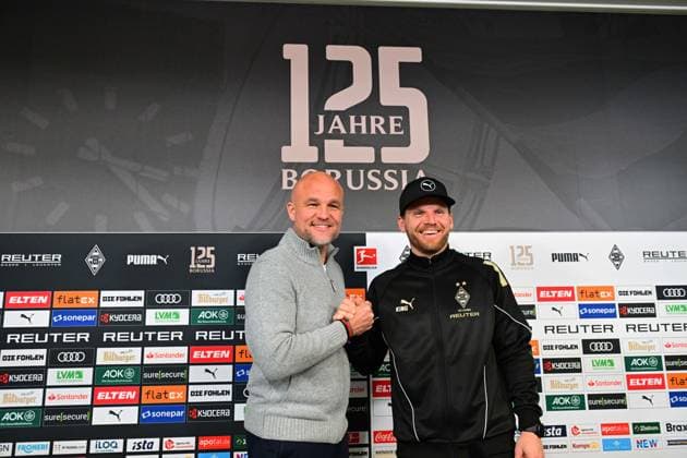 20.11.2025; Moenchengladbach; Fussball, Herren, Saison 2025 2026, Pressekonferenz Borussia Moenchengladbach vor Heidenheim und Vertragsverlaengerung Eugen Polanski v. li. Rouven Schroeder (Head of Sports, Gladbach), Eugen Polanski (Cheftrainer Gladbach) DFL regulations prohibit any use of photographs as image sequences and or quasi-video. Borussia-Park NRW Deutschland