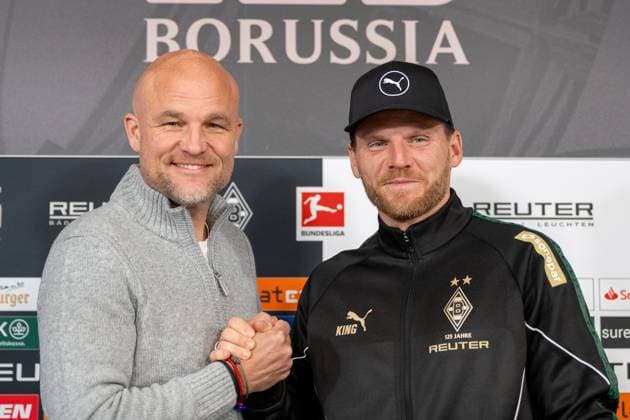 20.11.2025, Fussball: Borussia Moenchengladbach, Pressekonferenz zur Vertragsverlaengerung von Eugen Polanski und dem Auswaertsspiel beim 1. FC Heidenheim im Presseraum im Borussia-Park in Moenchengladbach. Rouven Schroeder ( Borussia Moenchengladbach, Sportchef) und Eugen Polanski (Borussia Moenchengladbach, Trainer) vor der Pressekonferenz. Wichtiger Hinweis: Gemaess den Vorgaben der DFL Deutsche Fussball Liga bzw. des DFB Deutscher Fussball-Bund ist es untersagt, in dem Stadion und oder vom Spiel angefertigte Fotoaufnahmen in Form von Sequenzbildern und oder videoaehnlichen Fotostrecken zu verwerten bzw. verwerten zu lassen. Foto: Kirchner-Media TH Copyright: xKirchner-Media THx