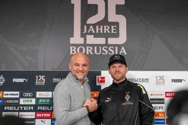 20.11.2025, Fussball: Borussia Moenchengladbach, Pressekonferenz zur Vertragsverlaengerung von Eugen Polanski und dem Auswaertsspiel beim 1. FC Heidenheim im Presseraum im Borussia-Park in Moenchengladbach. Rouven Schroeder ( Borussia Moenchengladbach, Sportchef) und Eugen Polanski (Borussia Moenchengladbach, Trainer) vor der Pressekonferenz. Wichtiger Hinweis: Gemaess den Vorgaben der DFL Deutsche Fussball Liga bzw. des DFB Deutscher Fussball-Bund ist es untersagt, in dem Stadion und oder vom Spiel angefertigte Fotoaufnahmen in Form von Sequenzbildern und oder videoaehnlichen Fotostrecken zu verwerten bzw. verwerten zu lassen. Foto: Kirchner-Media TH Copyright: xKirchner-Media THx