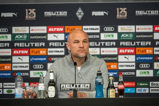 20.11.2025, Fussball: Borussia Moenchengladbach, Pressekonferenz zur Vertragsverlaengerung von Eugen Polanski und dem Auswaertsspiel beim 1. FC Heidenheim im Presseraum im Borussia-Park in Moenchengladbach. Rouven Schroeder ( Borussia Moenchengladbach, Sportchef) auf der Pressekonferenz. Wichtiger Hinweis: Gemaess den Vorgaben der DFL Deutsche Fussball Liga bzw. des DFB Deutscher Fussball-Bund ist es untersagt, in dem Stadion und oder vom Spiel angefertigte Fotoaufnahmen in Form von Sequenzbildern und oder videoaehnlichen Fotostrecken zu verwerten bzw. verwerten zu lassen. Foto: Kirchner-Media TH Copyright: xKirchner-Media THx
